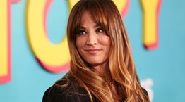 Η Kaley Cuoco παραμένει το πιο σέξι κορίτσι της διπλανής πόρτας