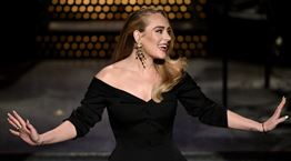 Μία πραγματικά άβολη ερώτηση στην Adele