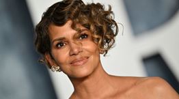 H Halle Berry φόρεσε το μαγιό της και αναρωτιέται αν θέλει να είναι καλή ή κακή