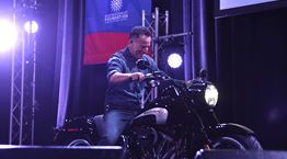 Πώς θα γνωρίσεις τον Bruce Springsteen και να πάτε βόλτα με τη μηχανή του