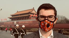 Ο άνθρωπος που φτιάχνει τις καλύτερες μάσκες του κόσμου