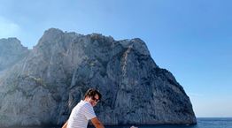 Μια ματιά στο 'καταφύγιο' του Χριστόφορου Παπακαλιάτη στους Παξούς