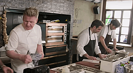 Σε άλλα νέα, ο Gordon Ramsay έφτιαξε σουβλάκια στο Hoocut