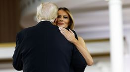 Τι ψιθύριζαν μεταξύ τους ο Donald με τη Melania Trump στον χορό
