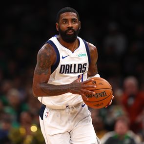 O Kyrie Irving κάνει <em>διακοπές</em> στην Κρήτη και μοιράζει λεφτά