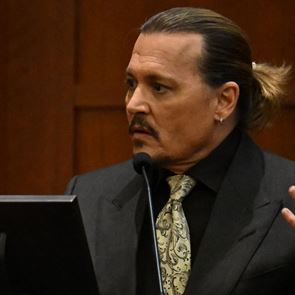 Γιατί όλο το Ίντερνετ στηρίζει τον Johnny Depp