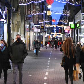 <em>Κορονοϊός</em>: Ίλιγγος με νέο μαύρο ρεκόρ 28.828 κρουσμάτων