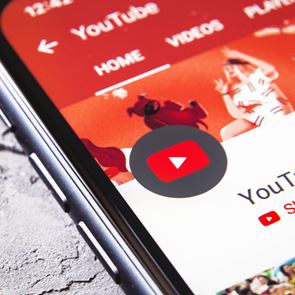 Το ήξερες ότι μπορείς να ακούς YouTube με κλειδωμένο <em>iPhone</em>;