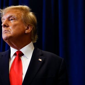 Ο Donald <em>Trump</em> έκανε comeback με μία φωτογραφία από τη σύλληψή του