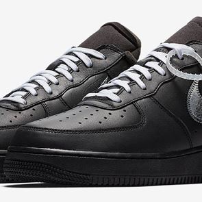 Τα απόλυτα μαύρα <em>sneakers</em> του φετινού χειμώνα