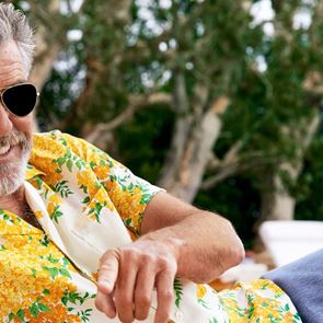 Ο Pierce Brosnan φορά τα κοντομανικά <em>πουκάμισα</em> του καλοκαιριού