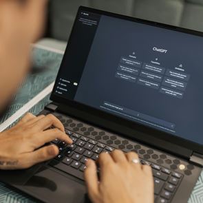 Γιατί όλο και περισσότεροι χρησιμοποιούν ChatGPT για online αγορές