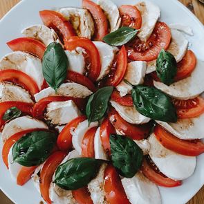 Η ιστορία, η συνταγή και τα μυστικά της τέλειας caprese