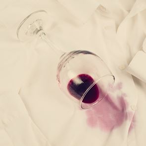 Πώς θα αφαιρέσεις τον λεκέ του κόκκινου <em>κρασιού</em> από τα ρούχα σου