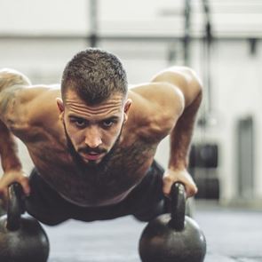 Μία 30λεπτη <em>προπόνηση</em> με αλτήρες για να κάψεις πολύ λίπος