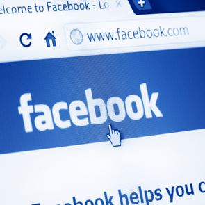 To Facebook δωρίζει 100 εκατ. δολ. στα δοκιμαζόμενα ΜΜΕ