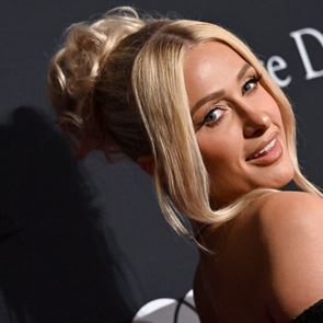 Σαν άλλη Barbie, η Paris Hilton κάνει διακοπές στην Ελλάδα φορώντας το ροζ μπικίνι