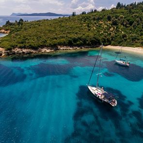 Το απομονωμένο ελληνικό <em>νησί</em> που λατρεύουν οι ισχυρότεροι άνθρωποι του πλανήτη