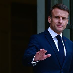 O Emmanuel Macron "θα παλέψει σκληρά" για να παραμείνει το Emily in Paris στο Παρίσι