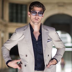 Μπεζ κοστούμι, η επιτομή της αντρικής κομψότητας