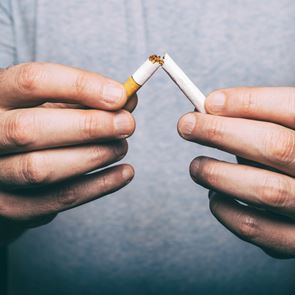 H Γαλλία ετοιμάζεται να απαγορεύσει το κάπνισμα παντού