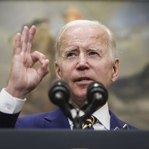 O Joe Biden τα βάζει με τον <em>Elon</em> <em>Musk</em> για το Twitter