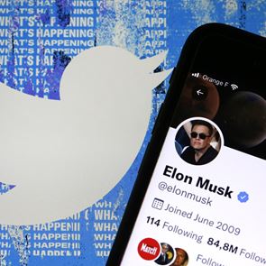 Ο <em>Elon</em> <em>Musk</em> βάζει στον πάγο την εξαγορά του Twitter