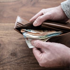 Το νο 1 τρικ για να καταλάβεις αν οι φίλοι σου βγάζουν περισσότερα λεφτά από εσένα