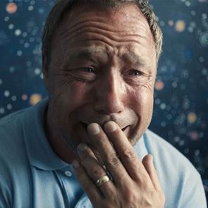 'Τι σημαίνει να είσαι άντρας': Ο δημιουργός της σειράς Adolescence ζητά από πατεράδες να γράψουν γράμματα στους γιους τους