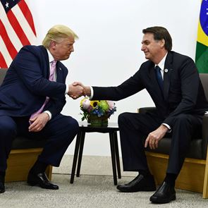 Ο Jair Bolsonaro δεν έχει πειστεί από τους περιορισμούς του κορονοϊού