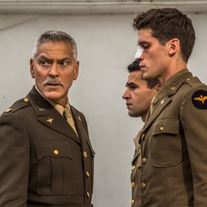 Ο George Clooney ζει την παράνοια του <em>πολέμου</em> στο trailer του Catch-22
