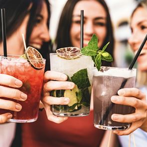 Τα food pairings για cocktails με βάση το καρπούζι, τη μέντα και τα berries που φέρνουν μια ανατρεπτική γευστική απόλαυση