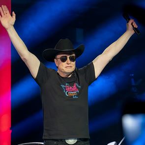 Τα πιο ακριβά πράγματα που έχουν αγοράσει οι Elon Musk και Jeff Bezos