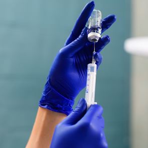 Το ρίσκο της πρόωρης έγκρισης <em>εμβολίων</em> για τον κορονοϊό