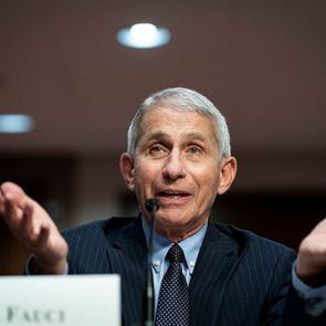 Ο κορονοϊός θερίζει στον Λευκό Οίκο, ο Dr. Anthony Fauci αδειάζει τον <em>Donald</em> <em>Trump</em>