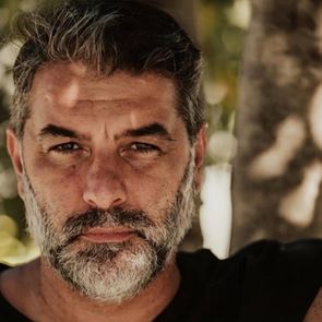 Συνελήφθη ο ηθοποιός Βασίλης Μπισμπίκης-προκάλεσε ζημιές σε αυτοκίνητα και εγκατέλειψε το σημείο