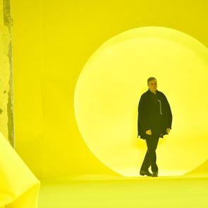 O Raf Simons στην καλλιτεχνική διεύθυνση του οίκου <em>Prada</em>