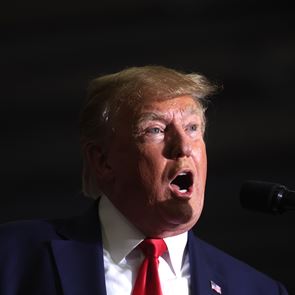 Σε άλλα νέα, έχουμε επιστροφή του Donald Trump στα social media