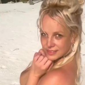 H Britney Spears γιορτάζει την επιτυχία του βιβλίου της χωρίς ρούχα στην <em>παραλία</em>