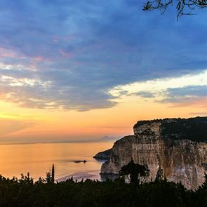 Το ηλιοβασίλεμα του Ιονίου που ανταγωνίζεται τη Σαντορίνη