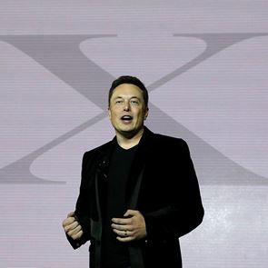 Σε άλλα νέα, η <em>Tesla</em> ετοιμάζει ανθρωποειδές ρομπότ