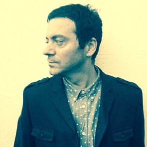 Ο Vassilikos γνωρίζει ότι το γκρίζο μπορεί να είναι καταπληκτικό