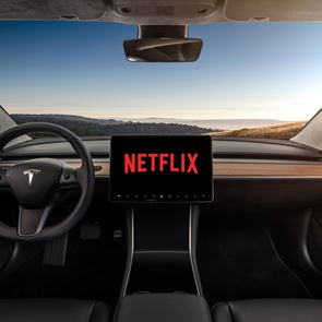 Ο Elon Musk φέρνει το <em>Netflix</em> στα αυτοκίνητα της Tesla