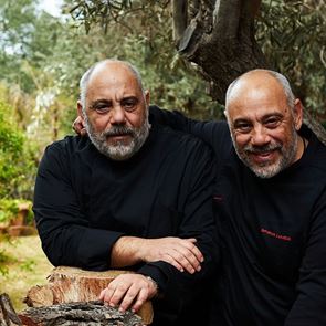 Στην κουζίνα με τον αδερφό μου