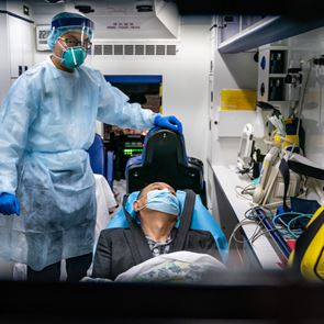 Ο κορονοϊός έχει στοιχίσει τη ζωή σε περισσότερους από 456 χιλιάδες ανθρώπους παγκοσμίως