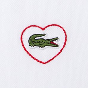 Το νέο polo shirt της Lacoste ρίχνεται στη μάχη κατά του κορονοϊού