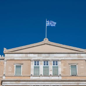 'Πέφτει' η Νέα Δημοκρατία, δεν 'ανεβαίνει' ο ΣΥΡΙΖΑ, σύμφωνα με νέα δημοσκόπηση