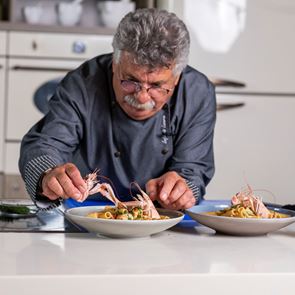 Με το Μάτι Γαρίδα: Ο Λευτέρης Λαζάρου μαγειρεύει στα <em>social</em> <em>media</em>