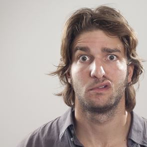 5 σημάδια των ανθρώπων με χαμηλό δείκτη νοημοσύνης, σύμφωνα με την AI