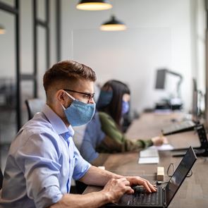 Τα νέα δεδομένα μετά το ρεκόρ κρουσμάτων του κορονοϊού